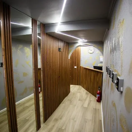 ホテル Modern By The Bubbles ティラナ