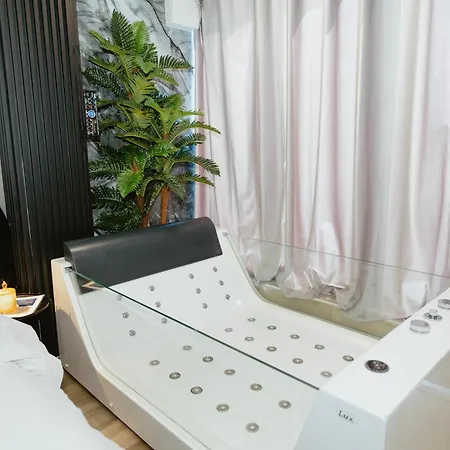 Modern By The Bubbles Hotel *