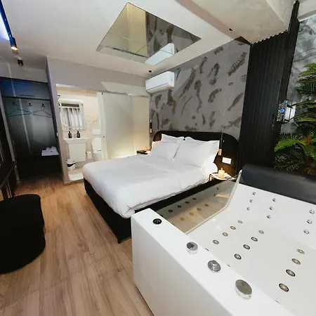 Modern By The Bubbles Hotel *